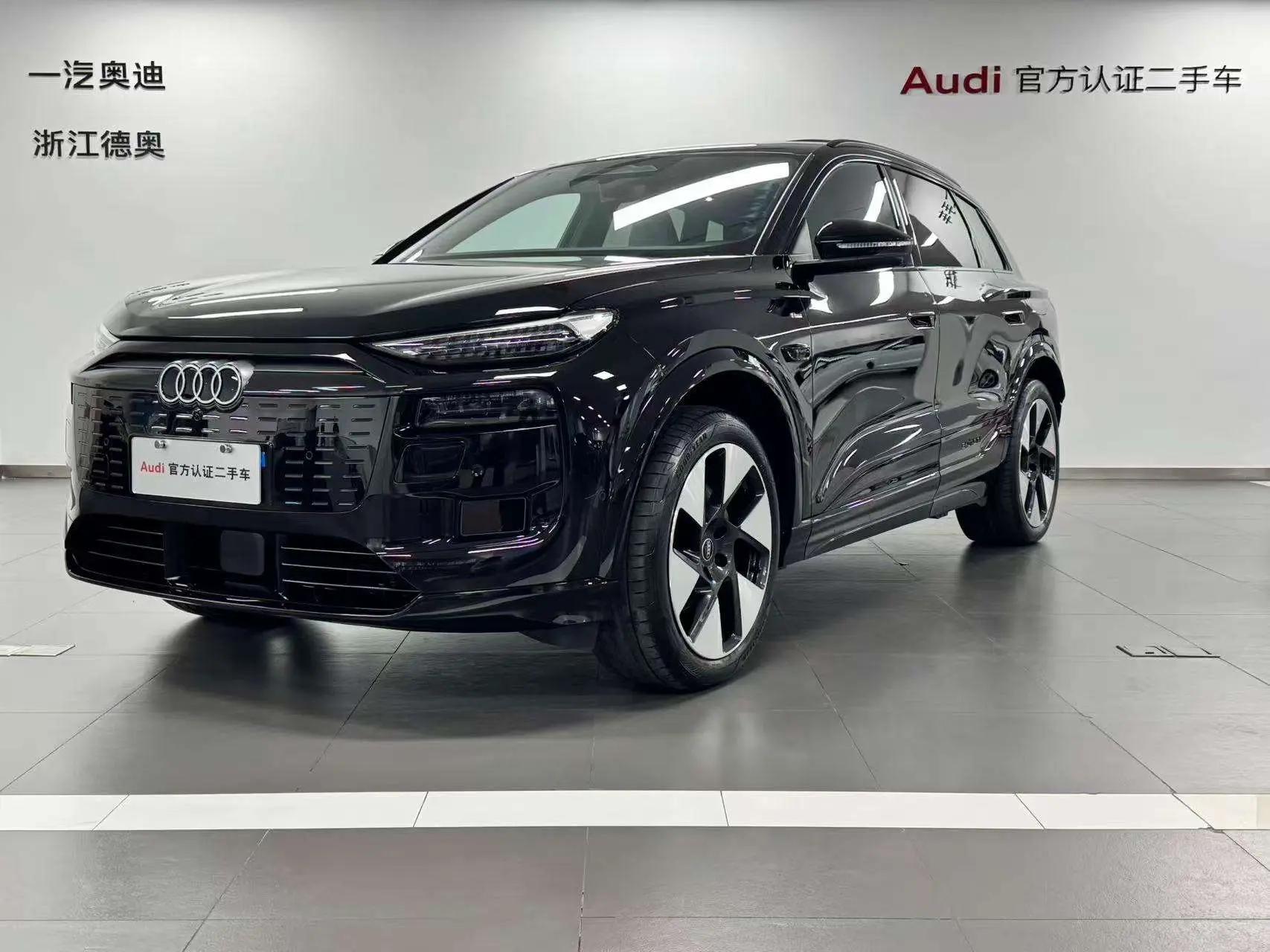 Audi Q6L e-tron 2025 г. 7136 км.