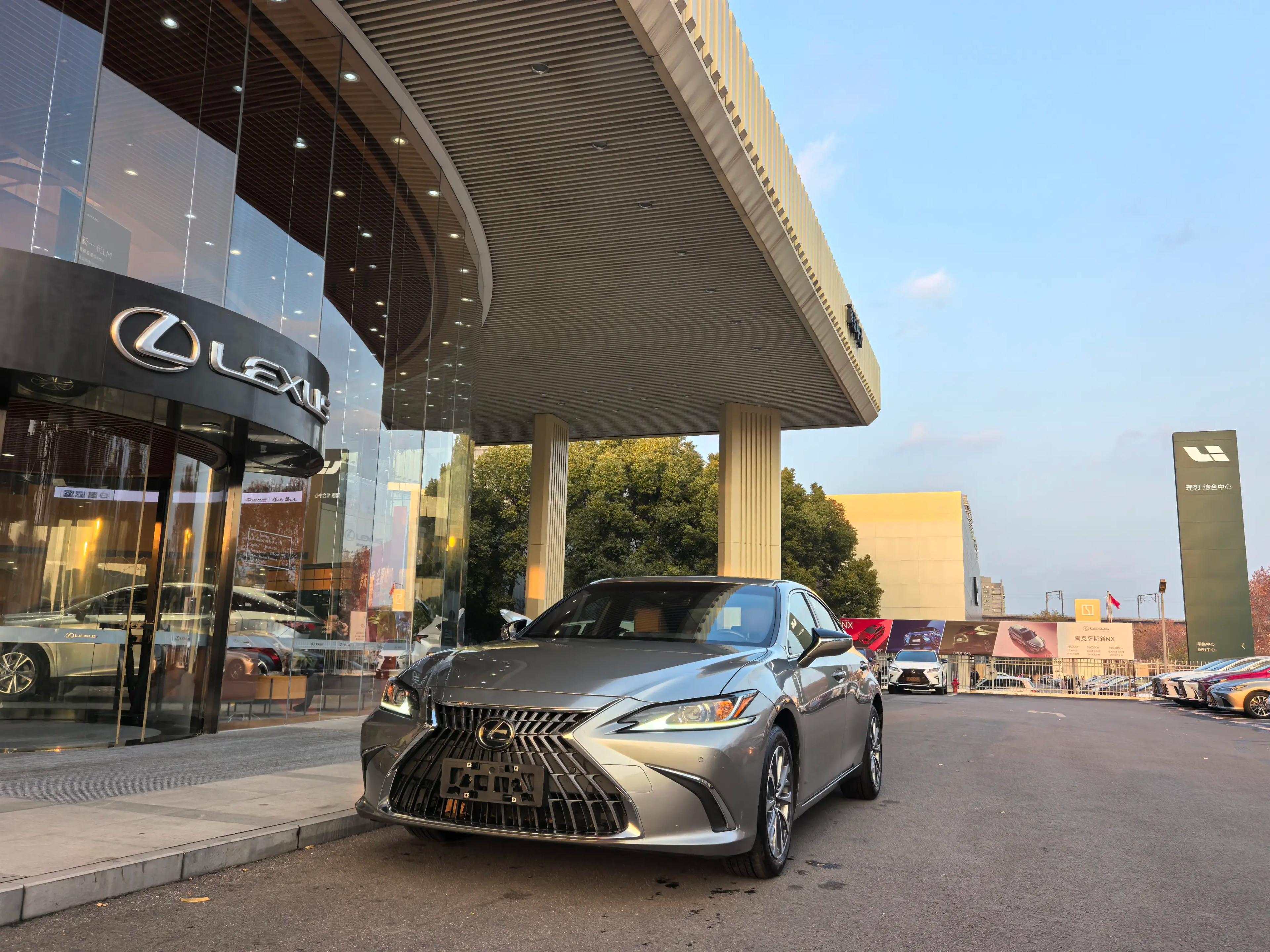 Lexus ES 2024 г. 22133 км.
