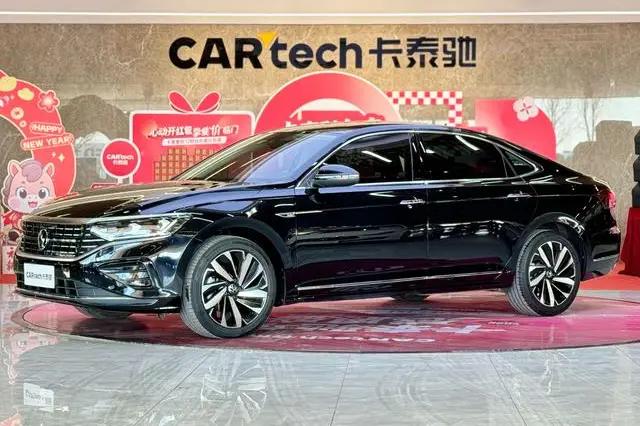 Volkswagen Passat 2023 г. 28031 км.