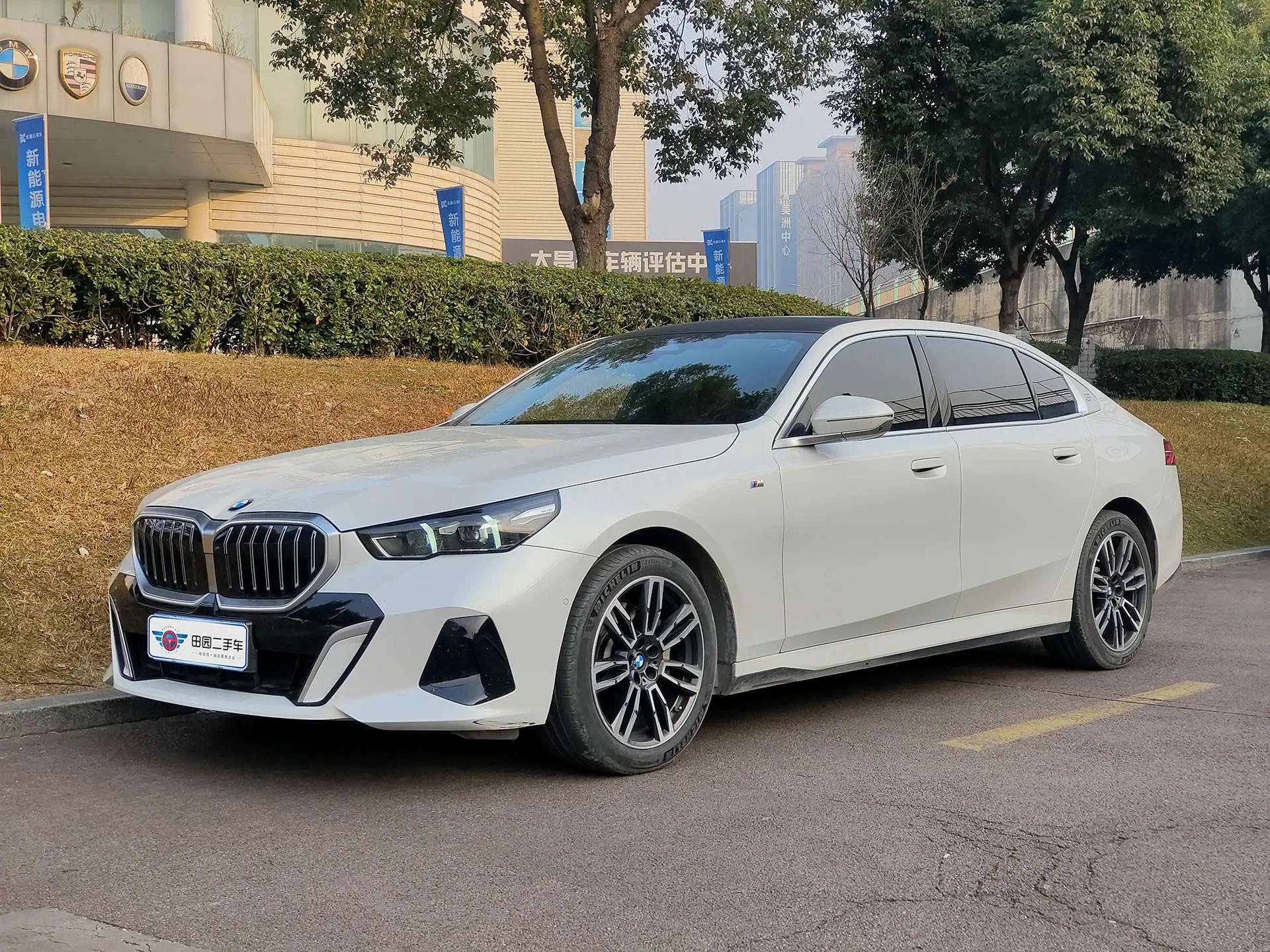 BMW 5 Series 2024 г. 40120 км.