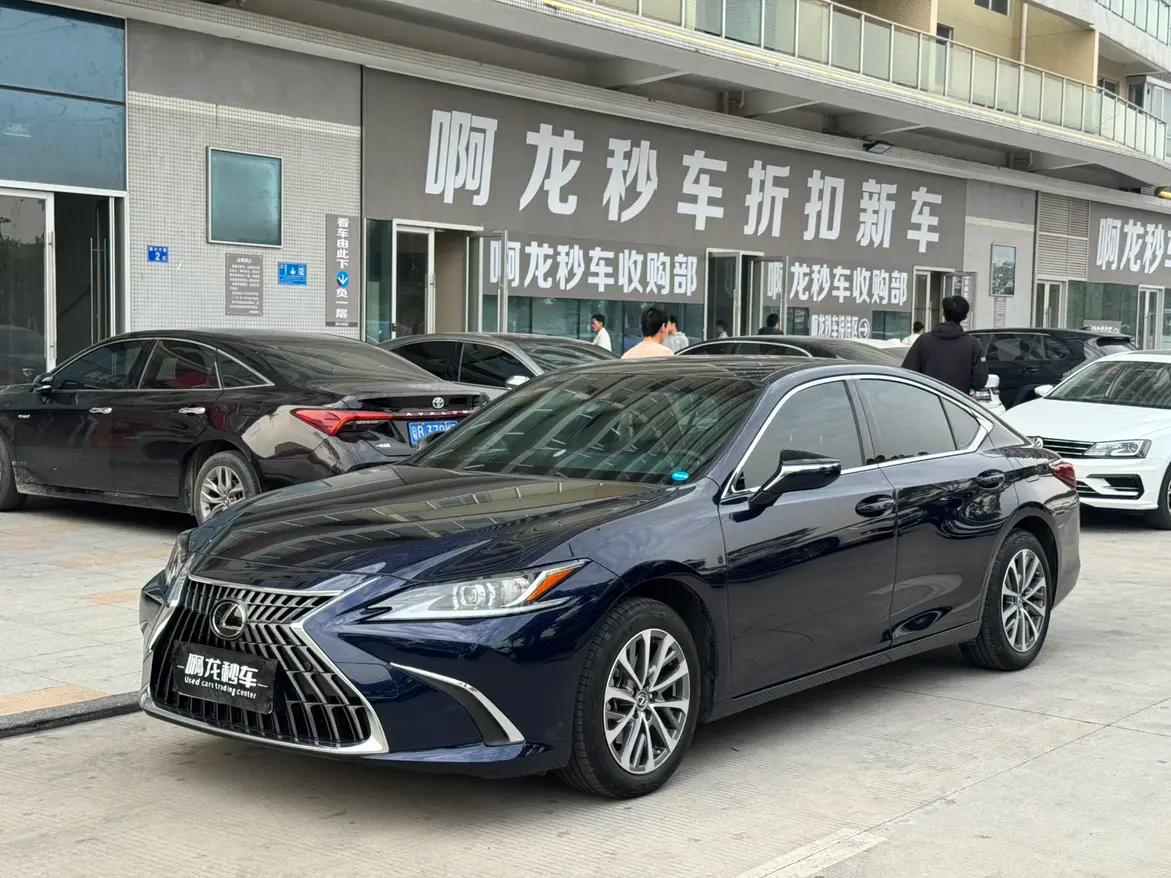 Lexus ES 2024 г. 22900 км.