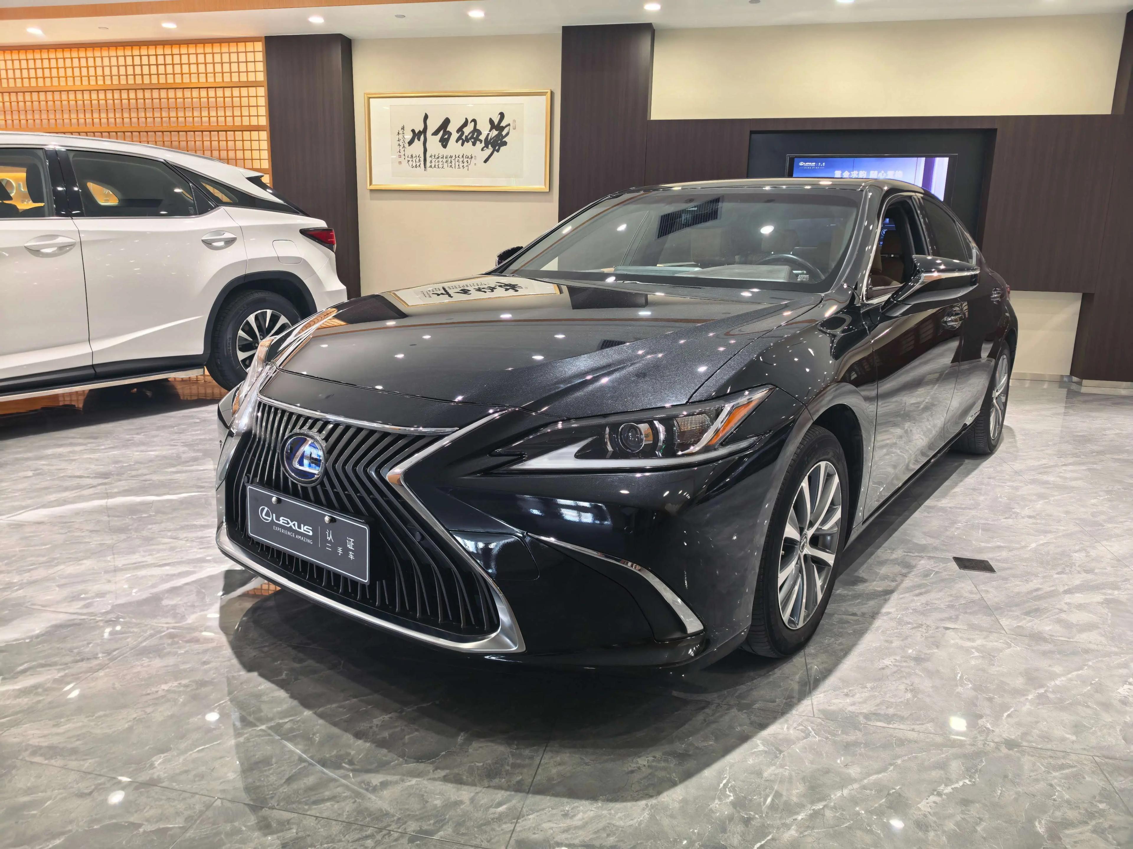 Lexus ES 2021 г. 61000 км.