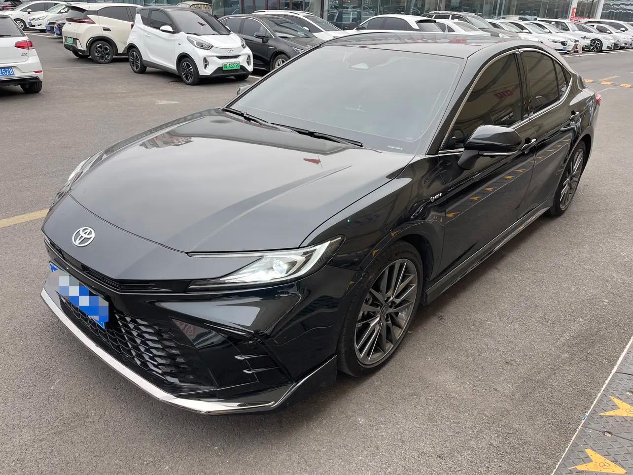 Toyota Camry 2025 г. 32000 км.