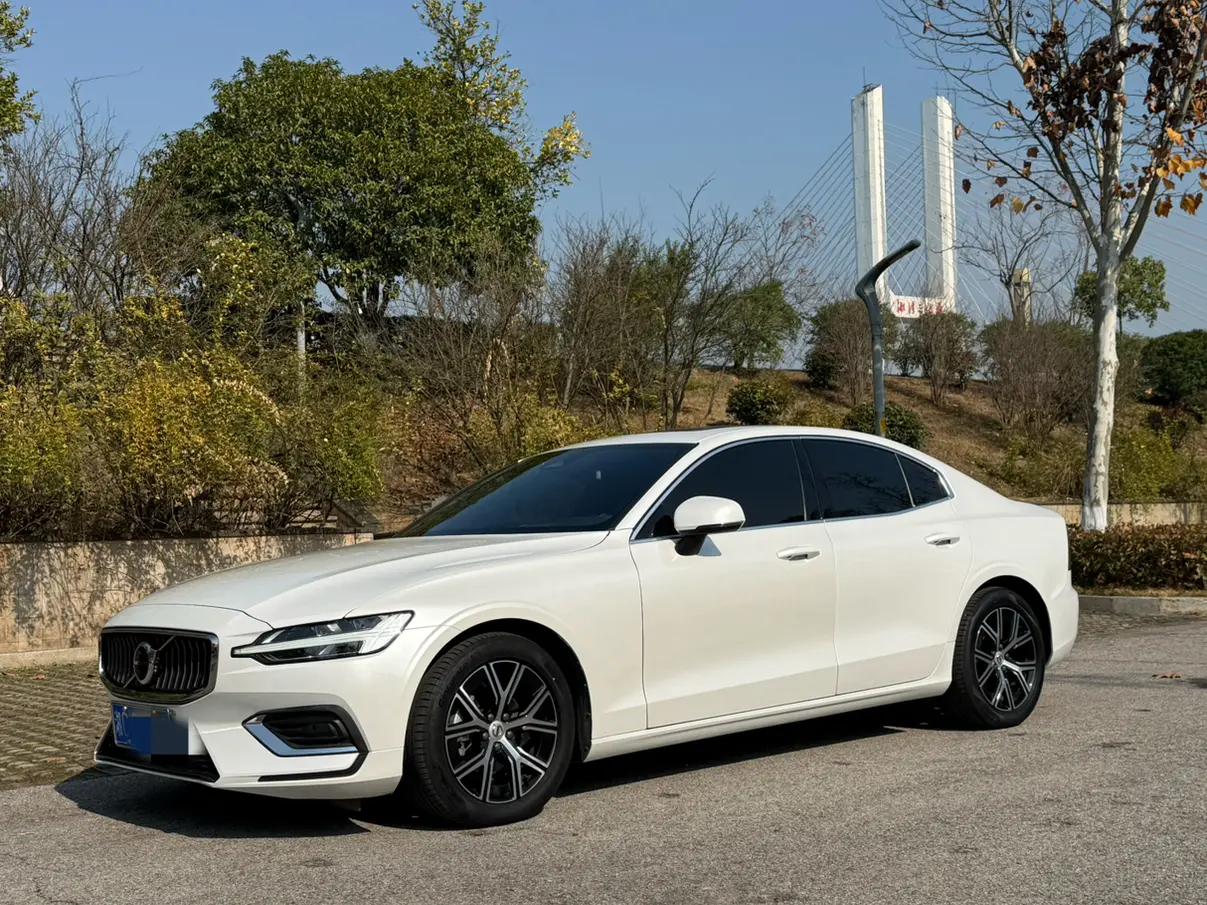 Volvo S60 2025 г. 17116 км.