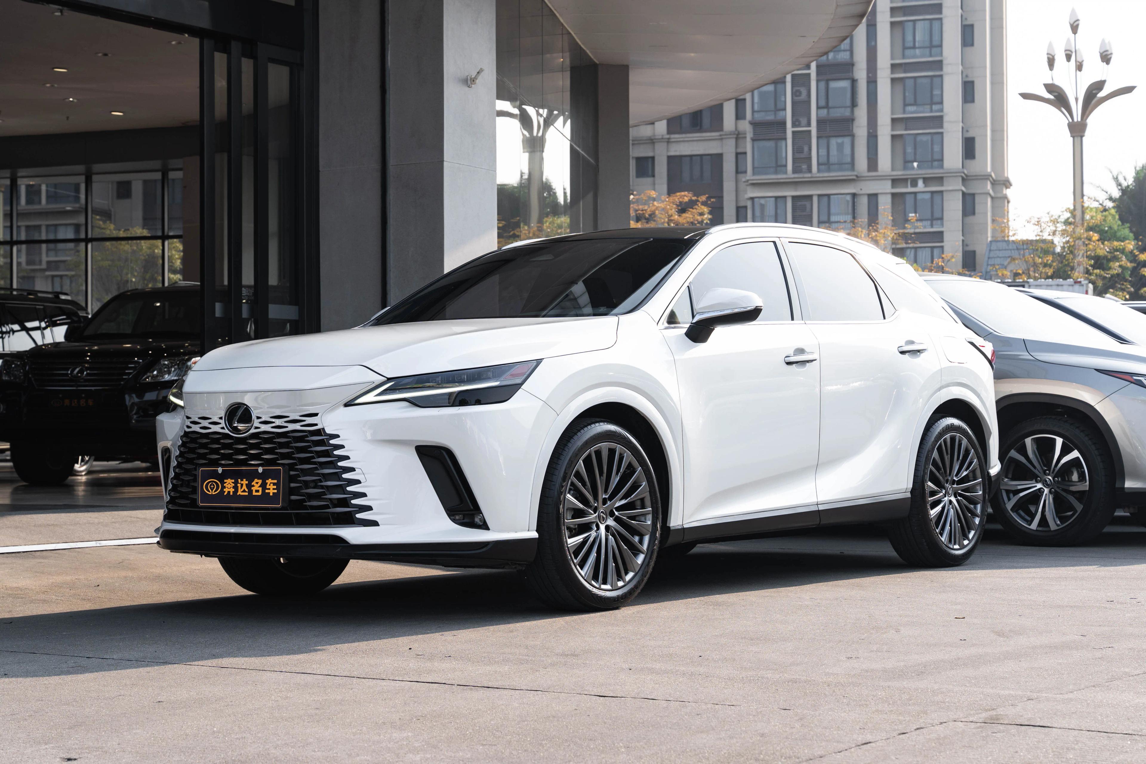 Lexus RX 2023 г. 7147 км.