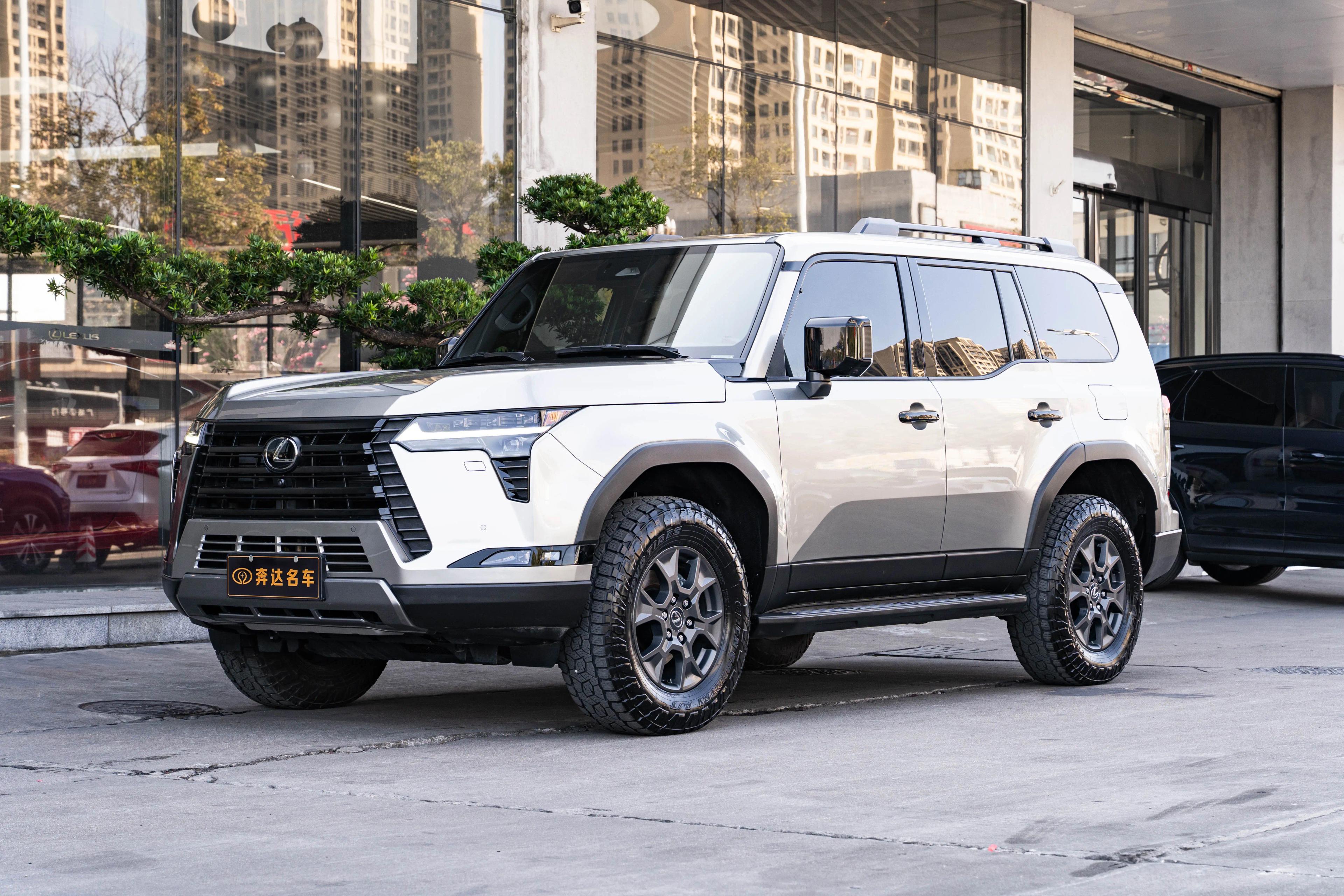 Lexus GX 2025 г. 19351 км.