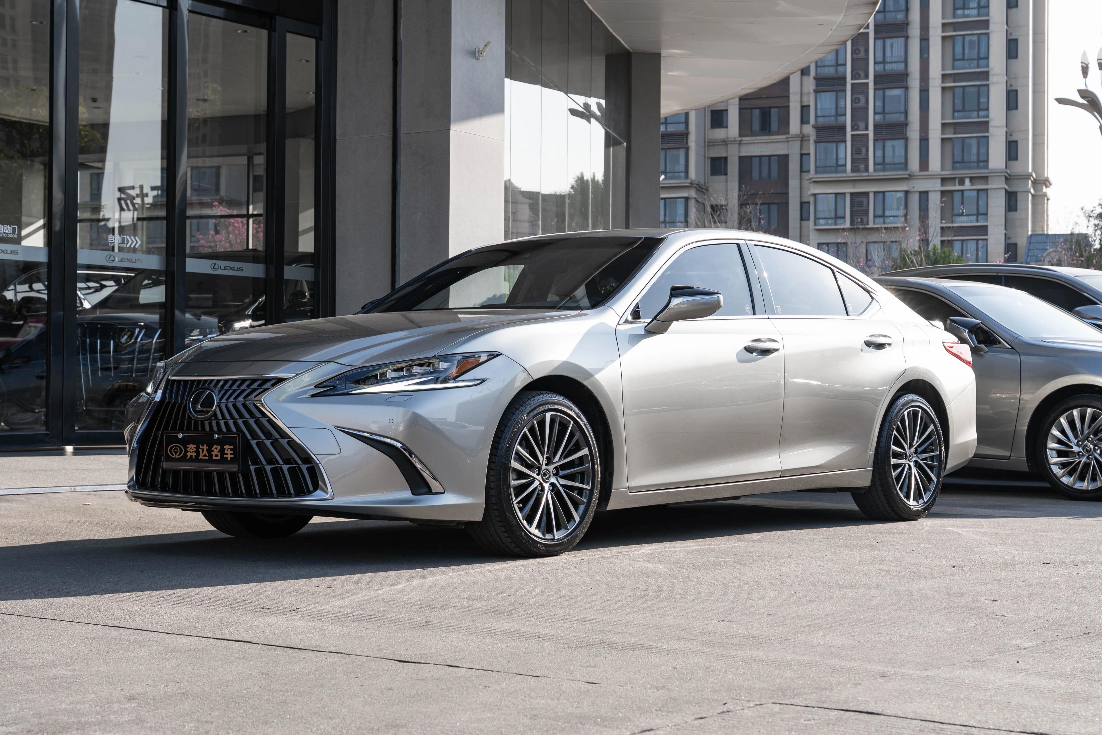Lexus ES 2023 г. 25200 км.