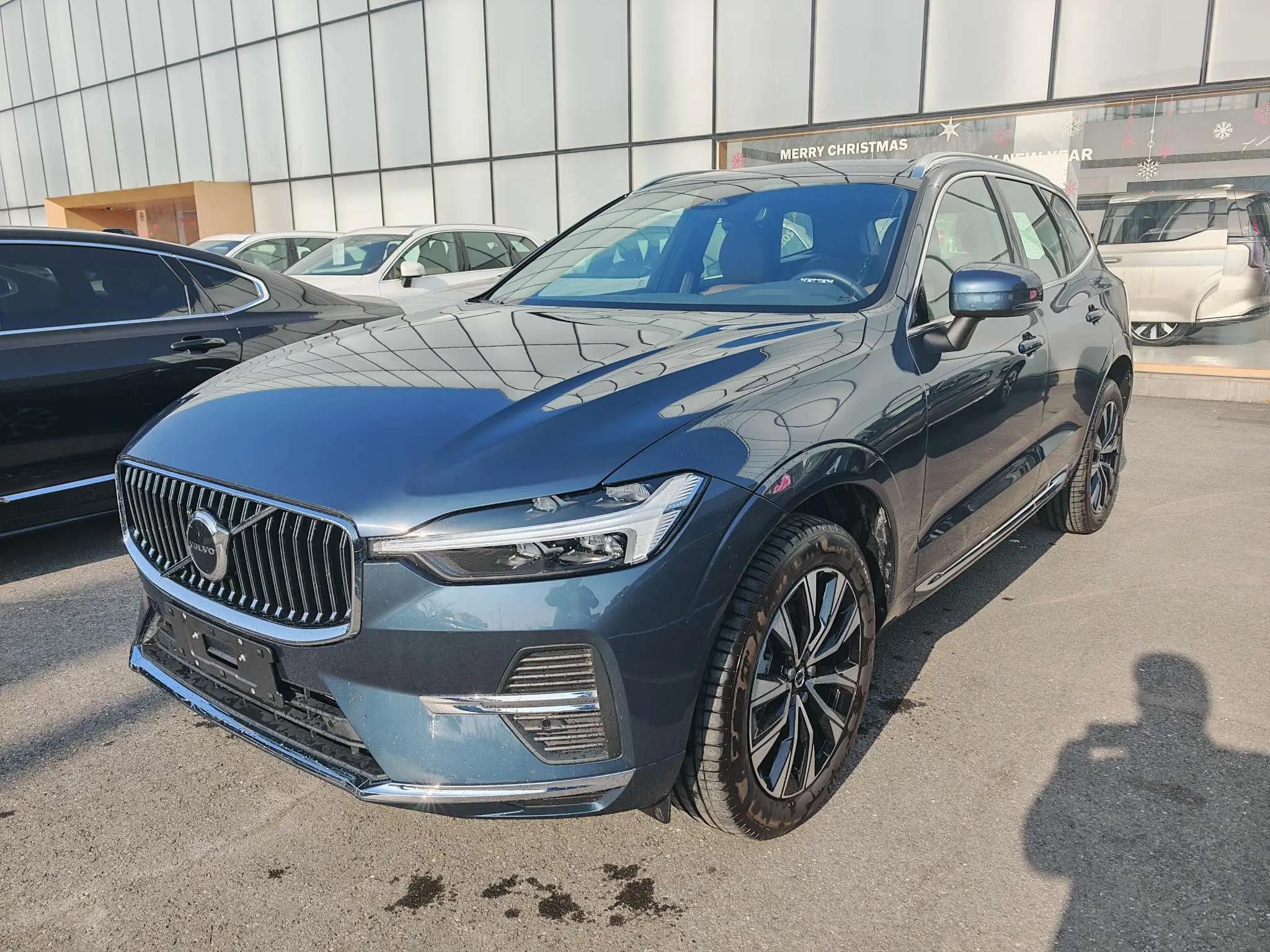 Volvo XC60 2025 г. 3018 км.