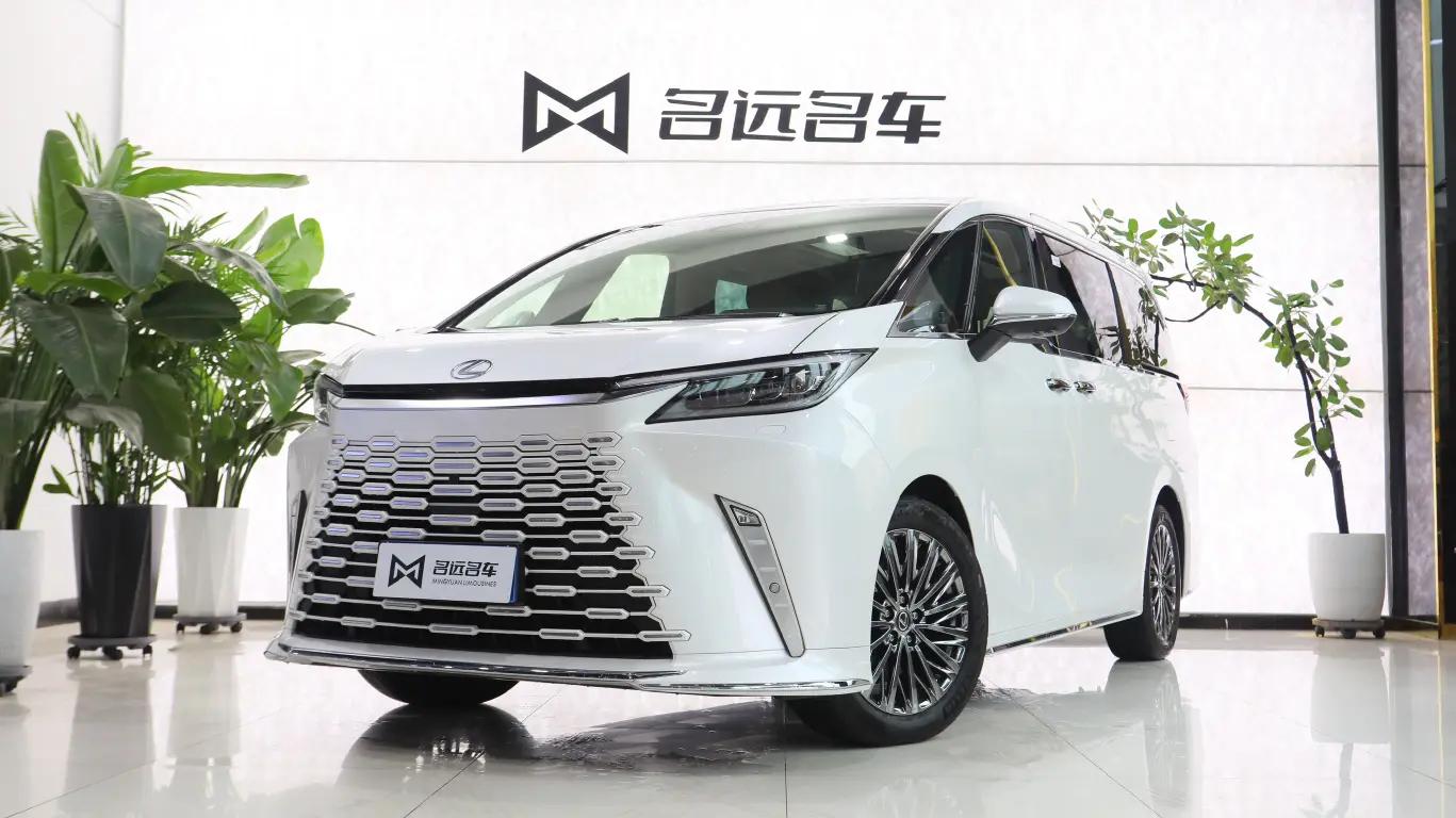 Lexus LM 2024 г. 12089 км.