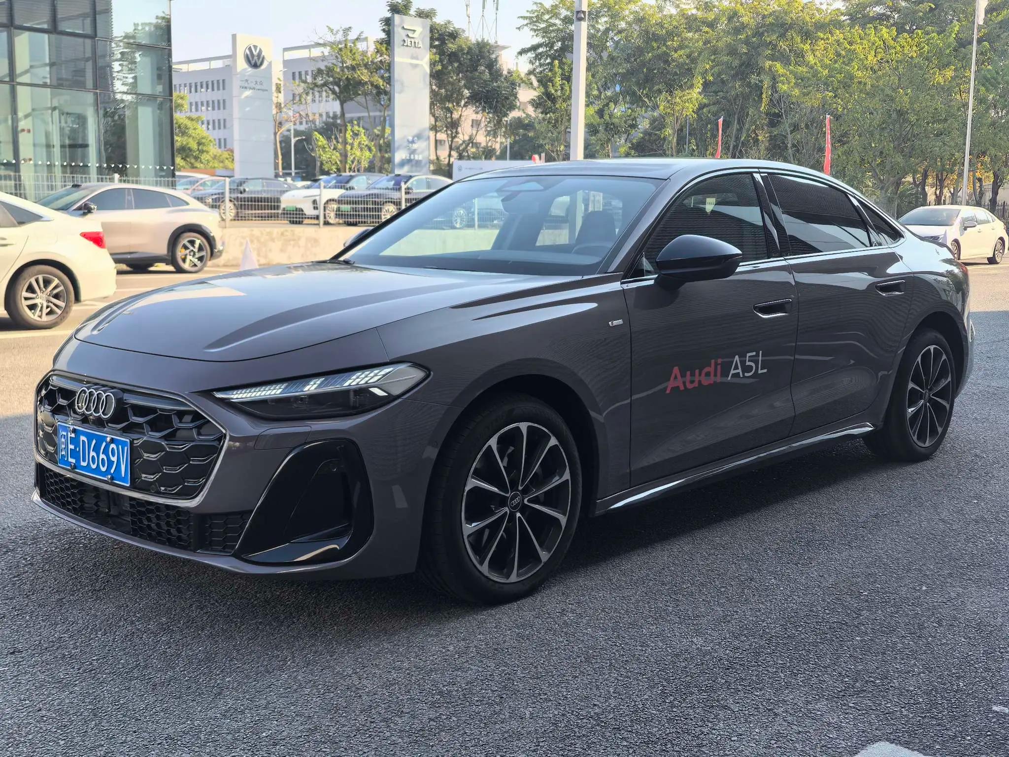 Audi A5L 2025 г. 2637 км.