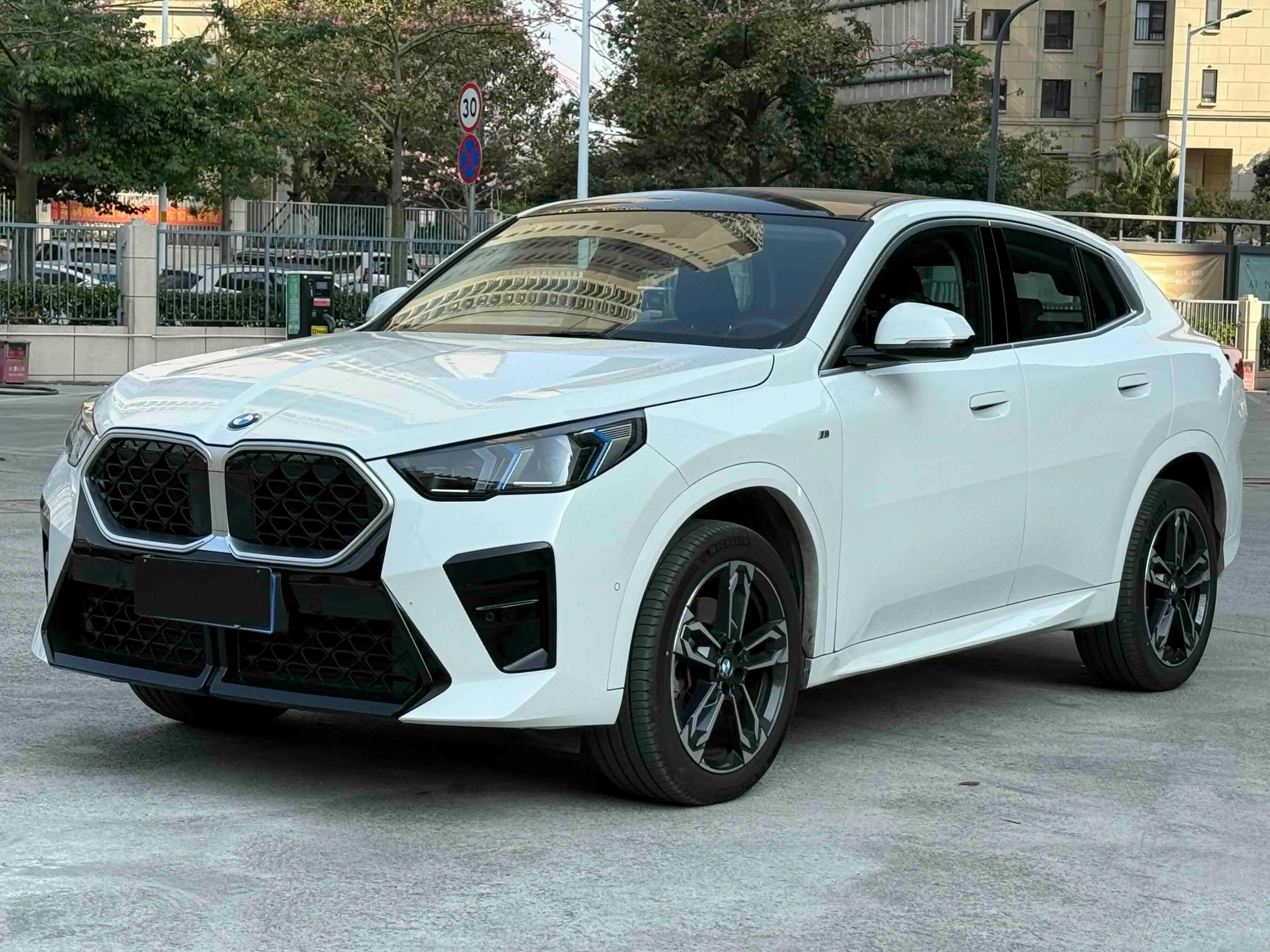 BMW X2 2025 г. 7141 км.