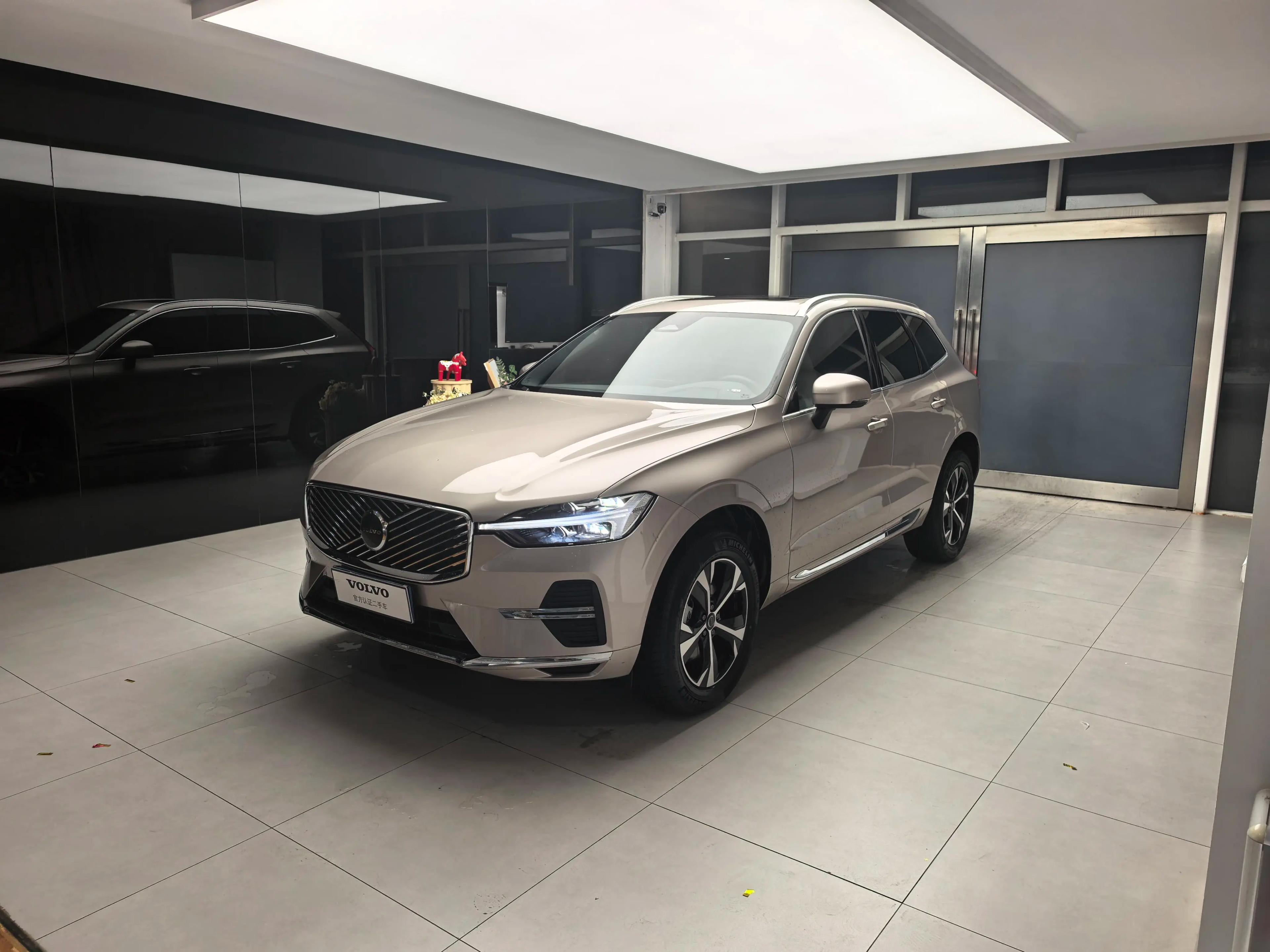 Volvo XC60 2025 г. 3715 км.