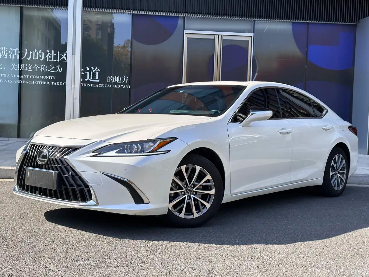 Lexus ES 2023 г. 33111 км.
