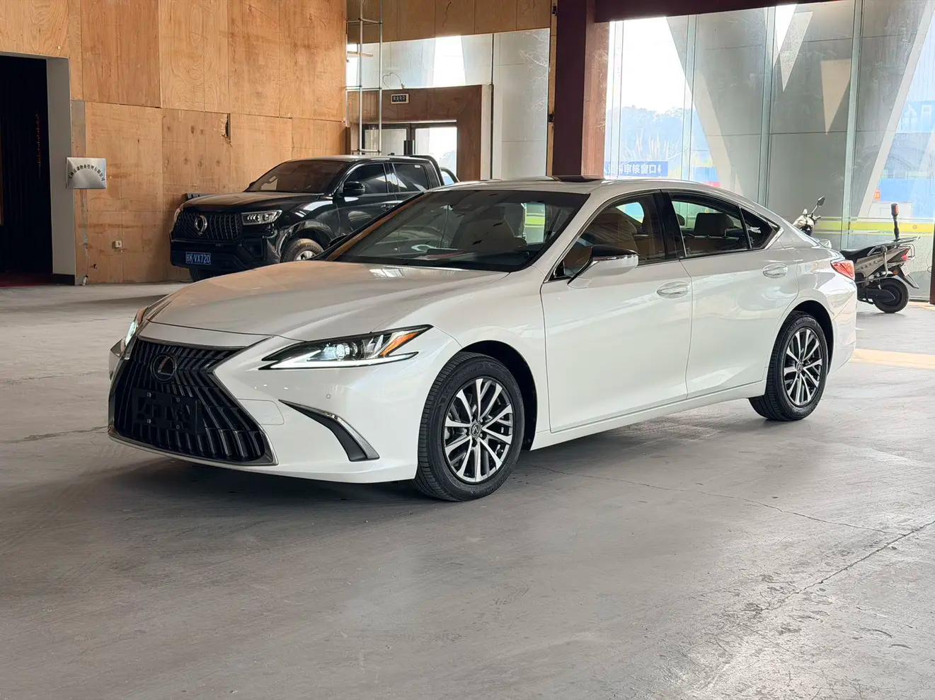 Lexus ES 2023 г. 25120 км.