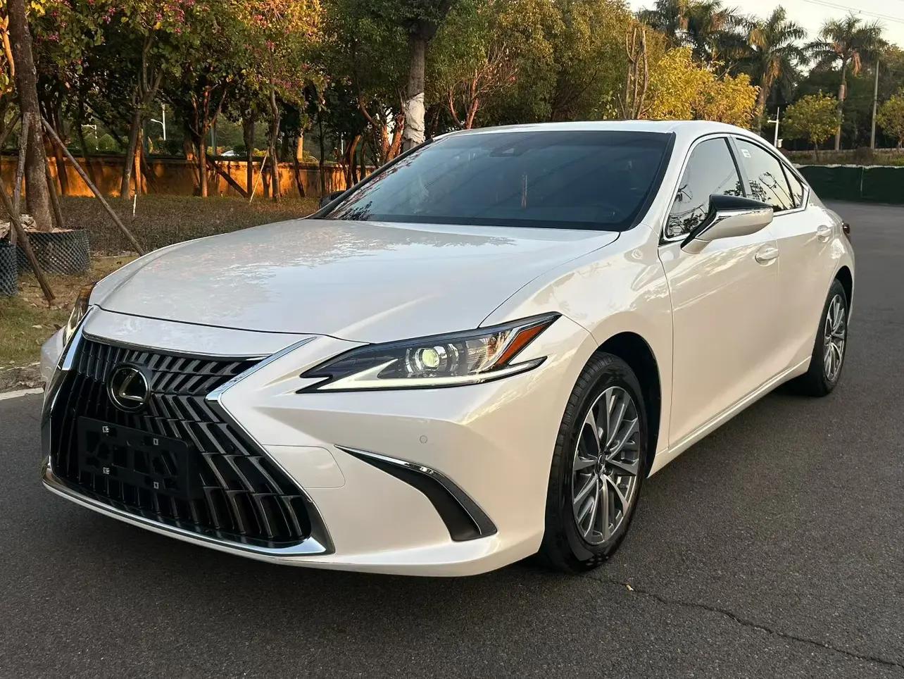 Lexus ES 2024 г. 14123 км.
