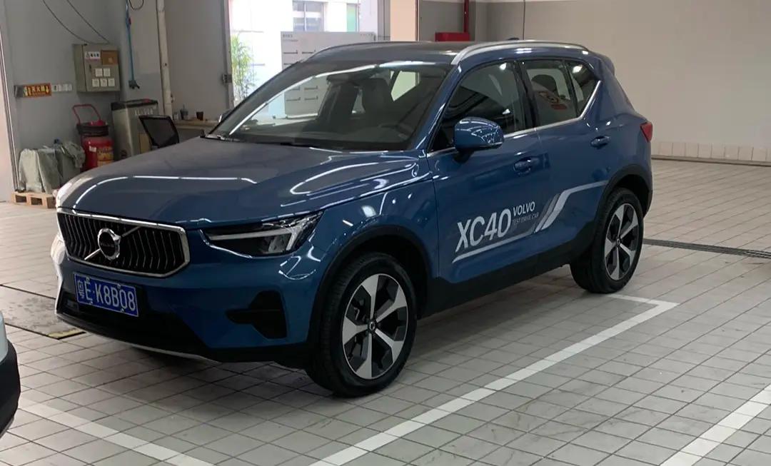 Volvo XC40 2025 г. 11009 км.