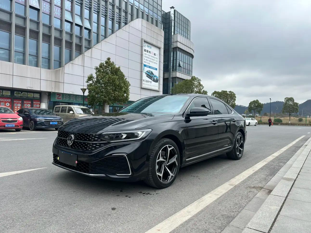 Volkswagen Passat 2024 г. 27024 км.