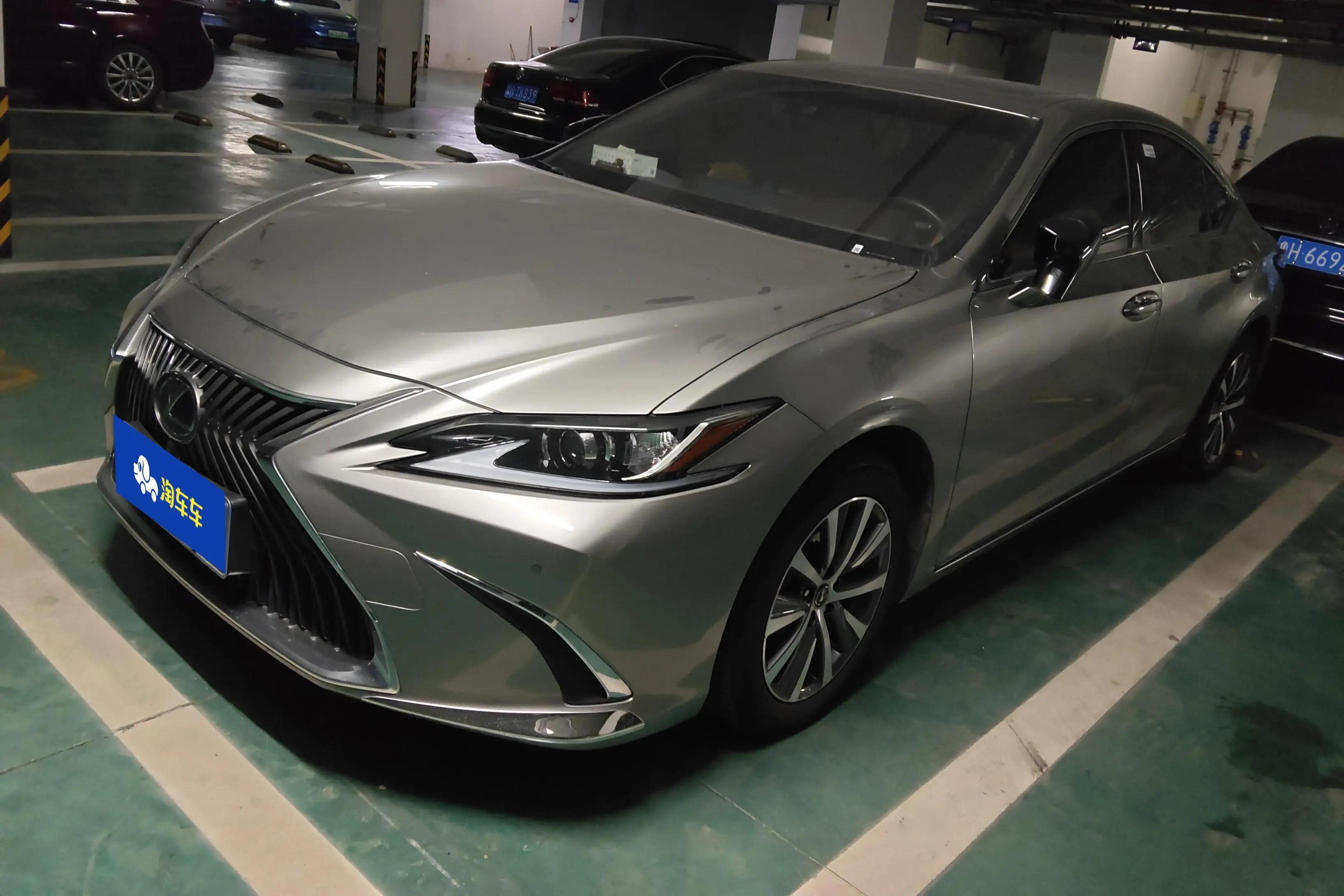 Lexus ES 2021 г. 11827 км.