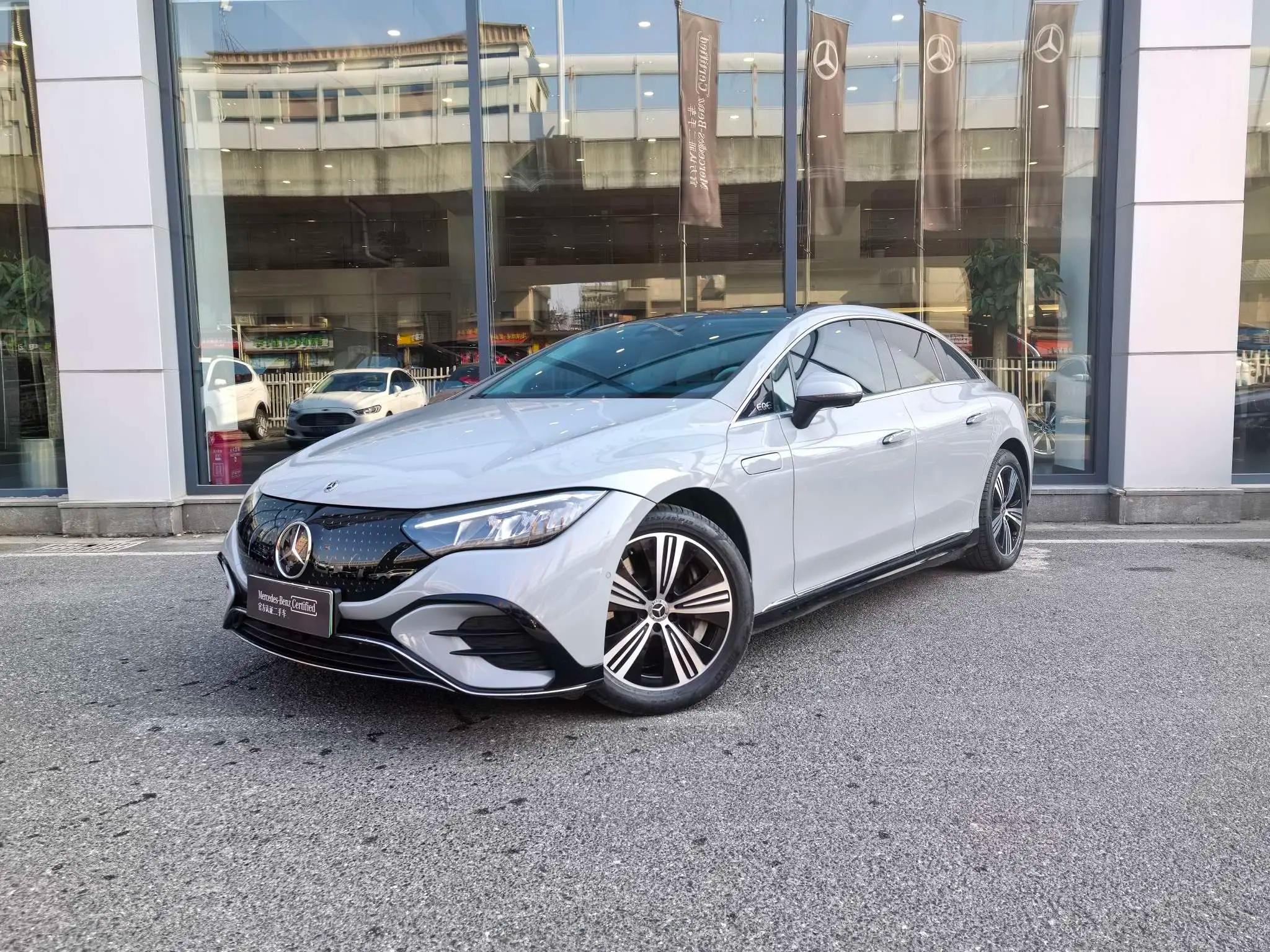 Mercedes-Benz EQE 2025 г. 19123 км.