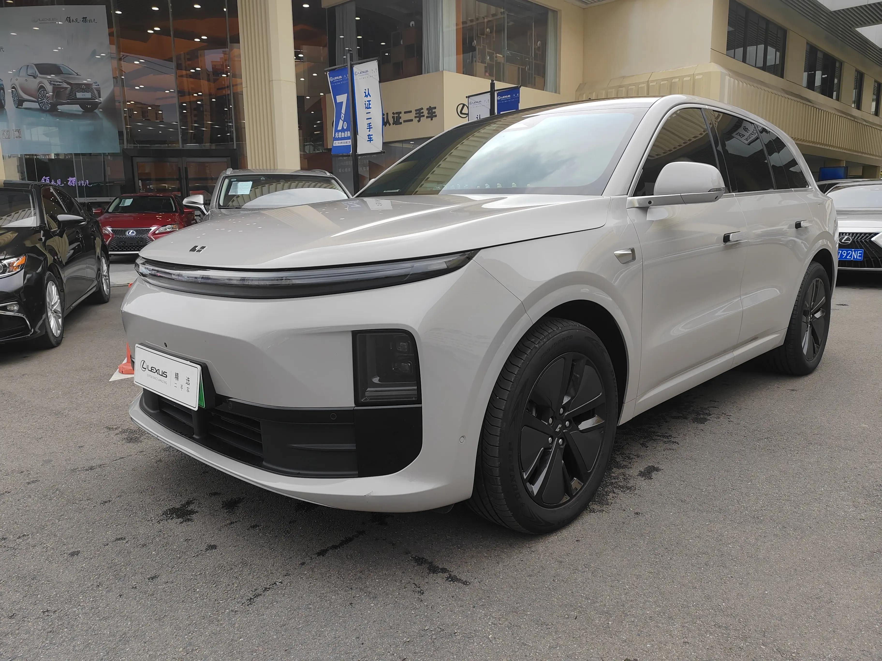 Lixiang L6 2024 г. 6976 км.