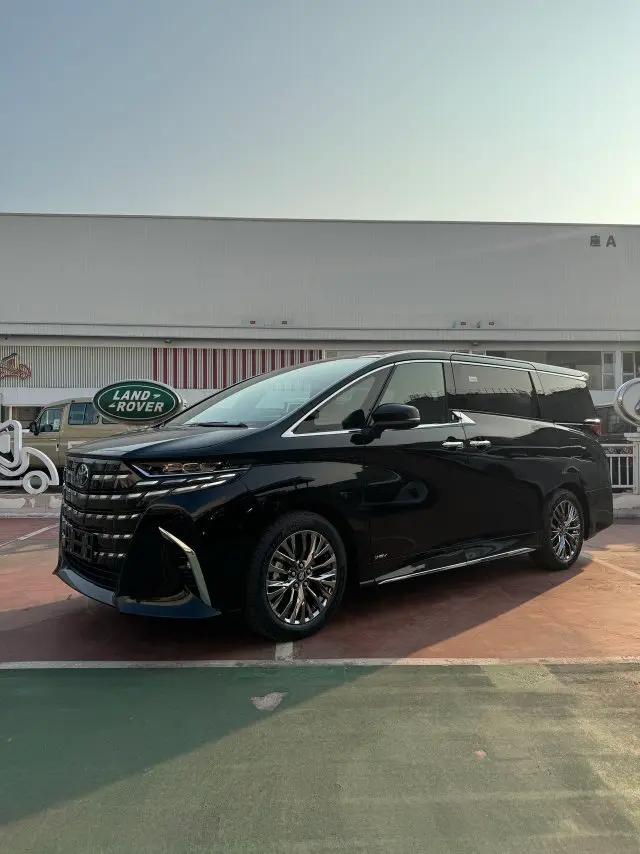Toyota Crown Wellfire 2025 г. 1067 км.