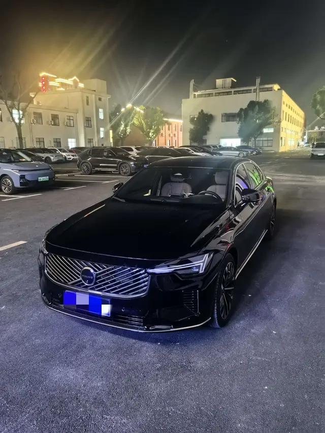 Volvo S90 2025 г. 1317 км.
