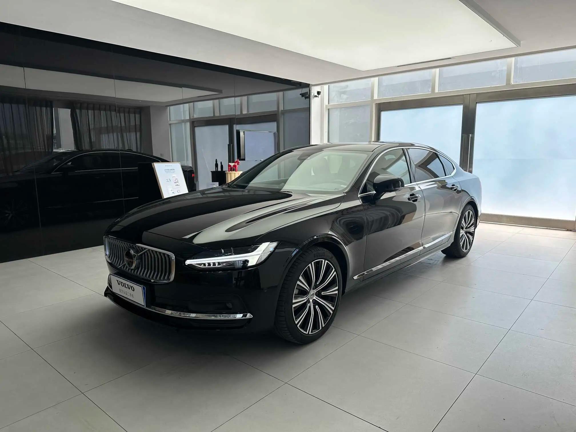 Volvo S90 2023 г. 11096 км.