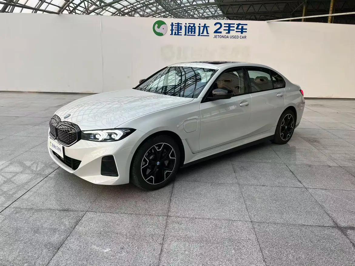 BMW i3 2024 г. 14118 км.