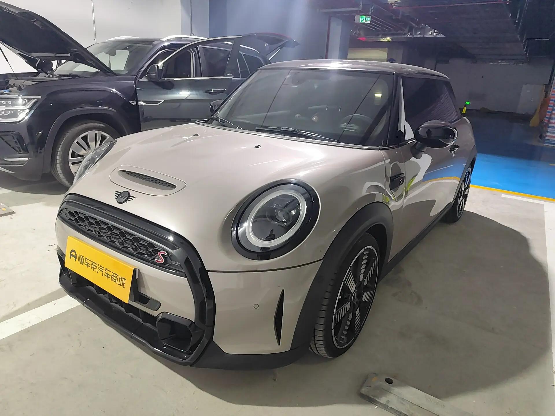 MINI 2023 г. 10536 км.