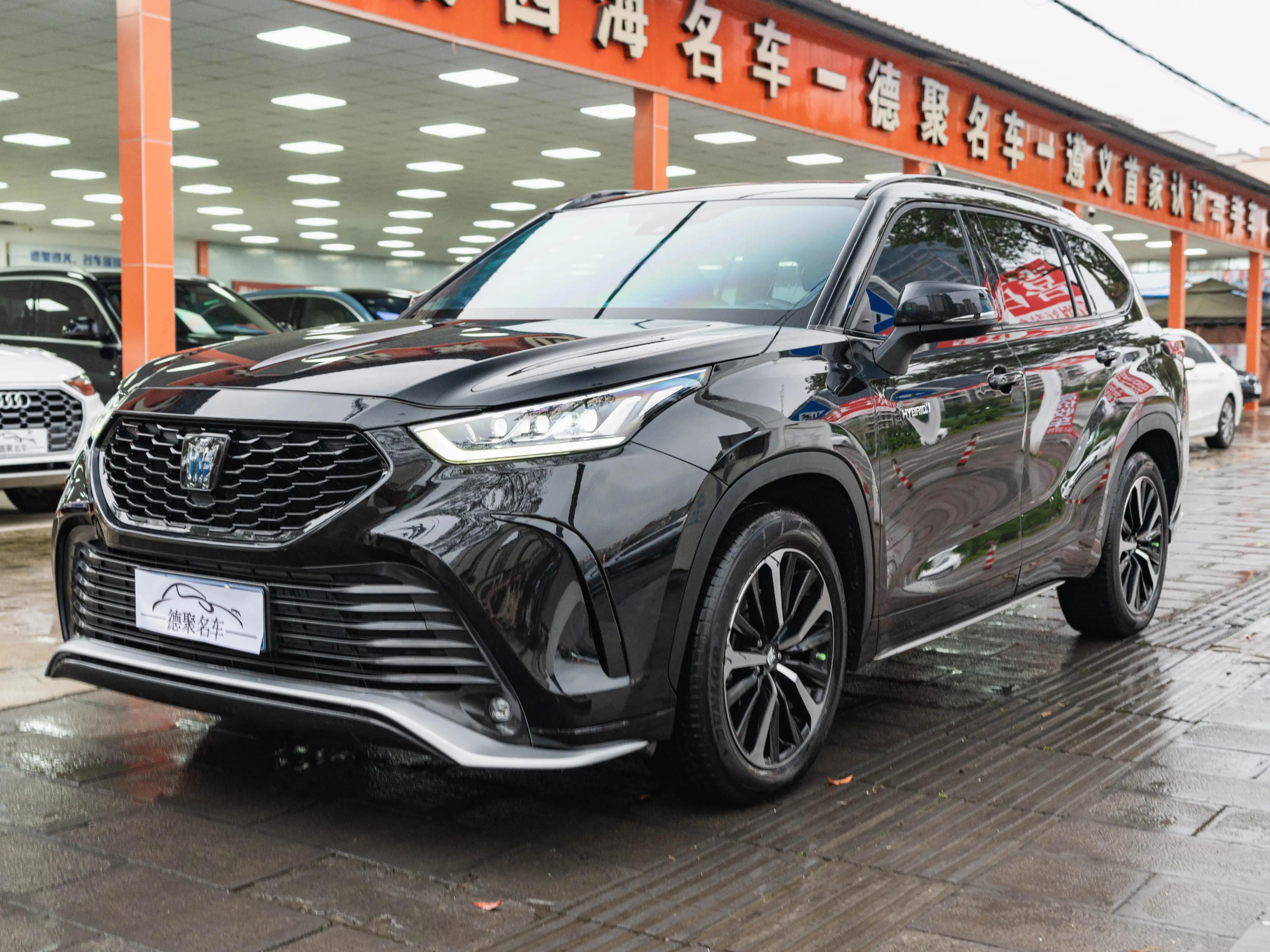 Toyota Crown Kluger 2021 г. 68140 км.