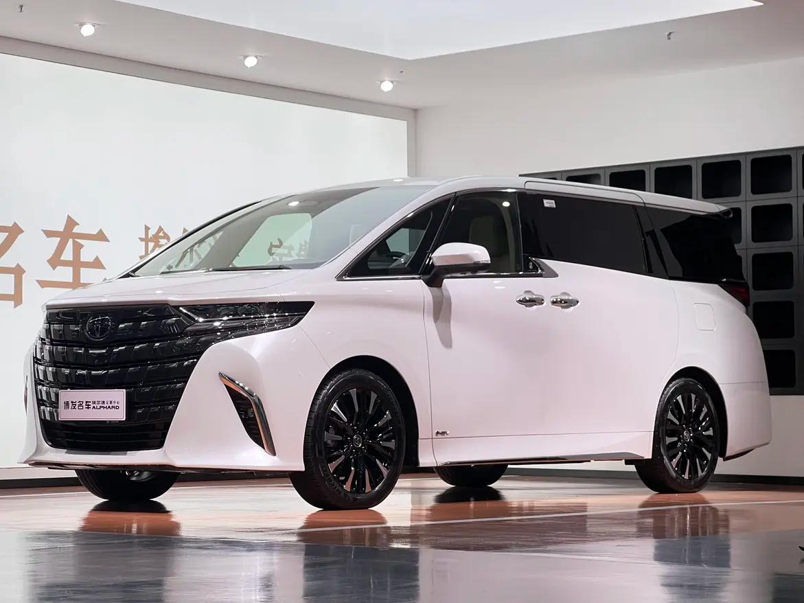 Toyota Alphard 2024 г. 22143 км.