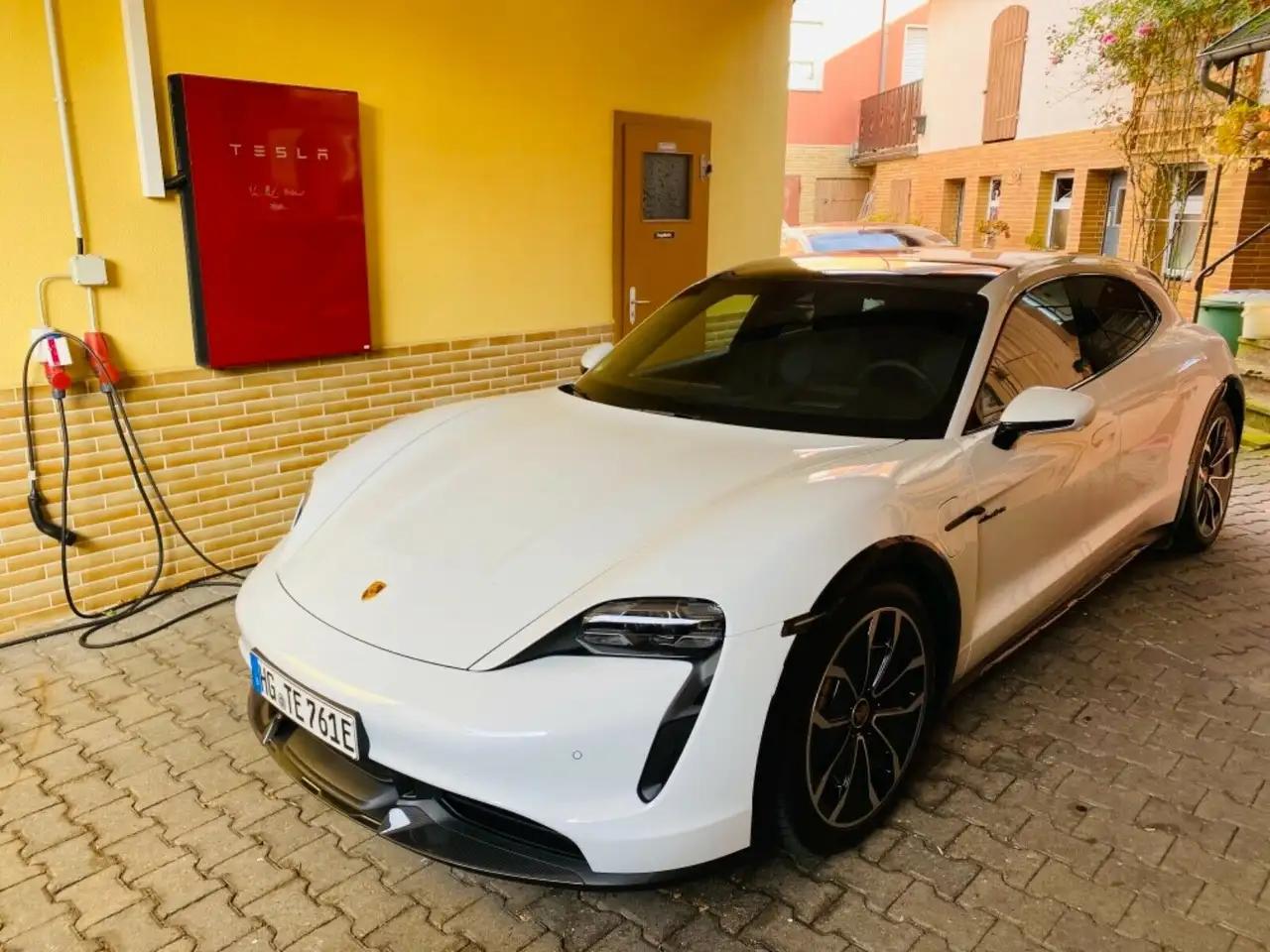 Porsche Taycan 2021 г. 13618 км.