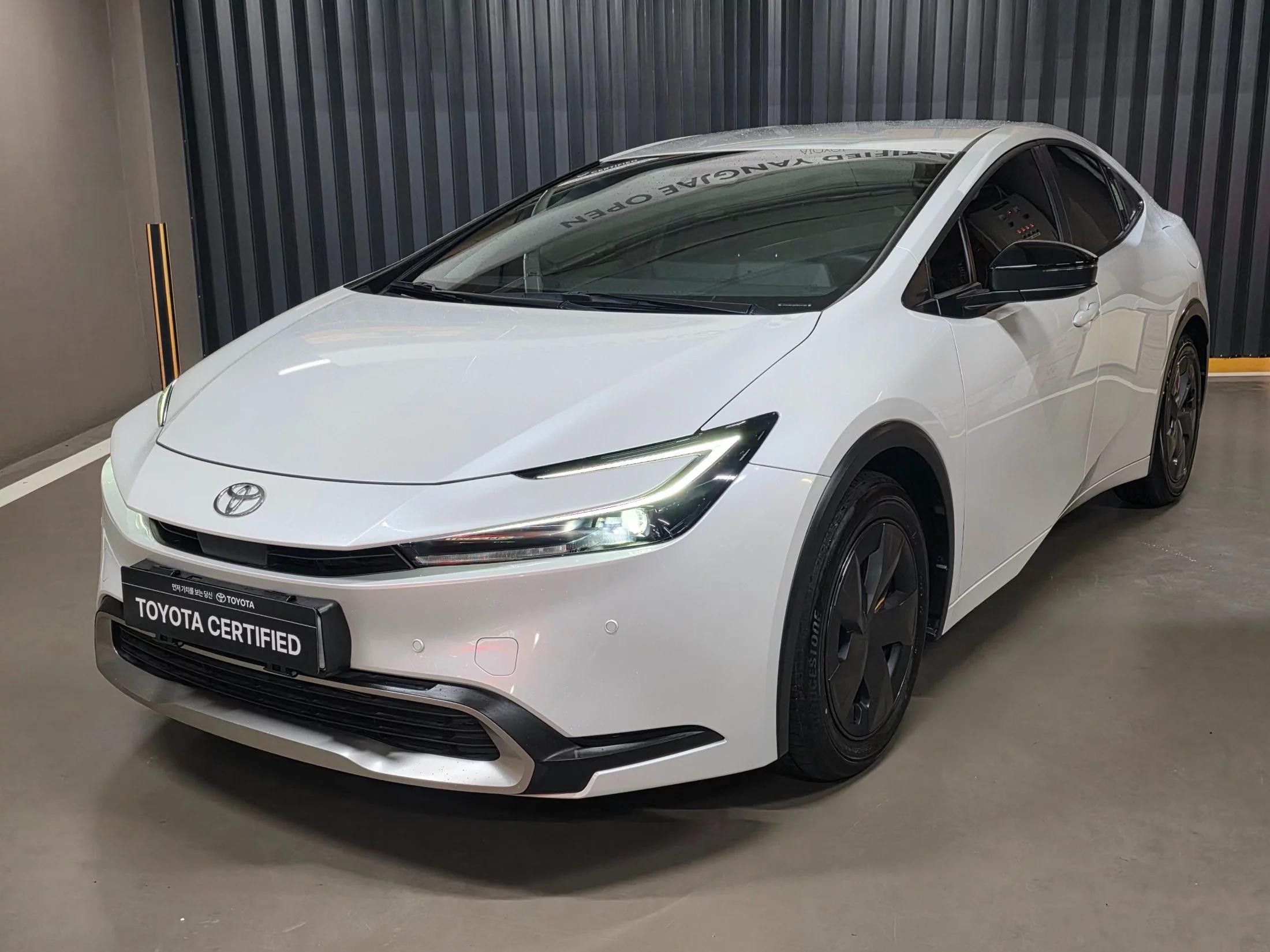 Toyota PRIUS 2.0 PHEV SE, гибрид, 2023 г. 10068 км.