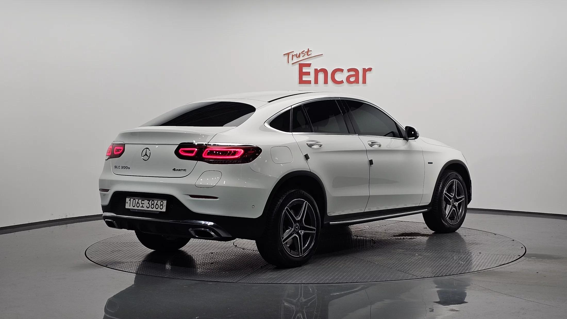 Mercedes-Benz GLC-Class GLC300e 4MATIC Coupe, гибрид, 2021 г. 49583 км.