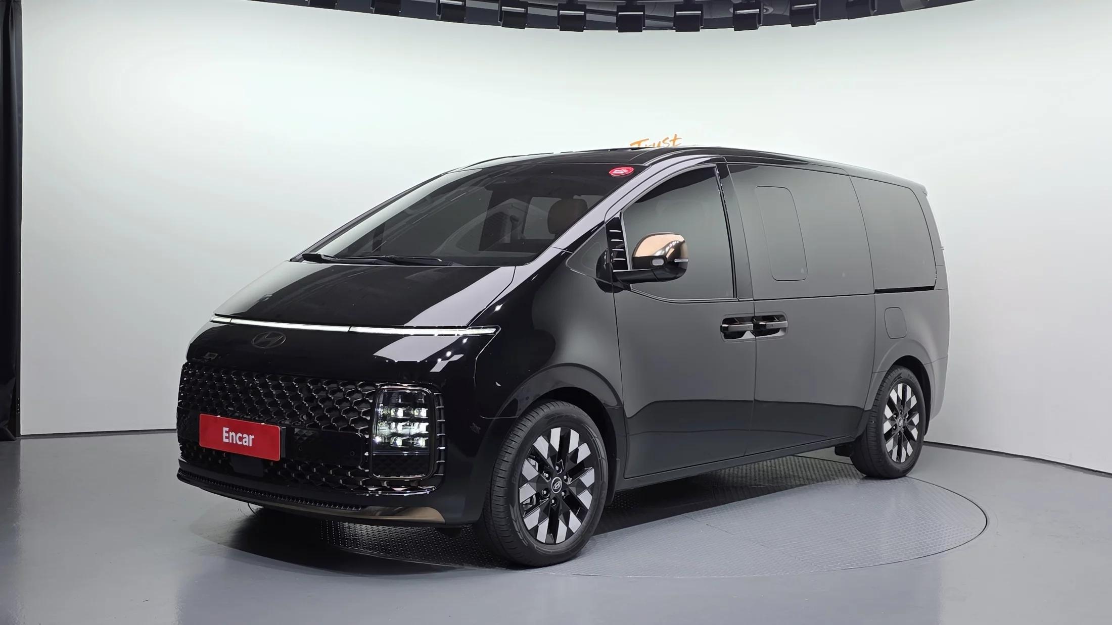 Hyundai Staria 4WD Lounge 9-Seater Inspiration, 2025 г. 4983 км.
