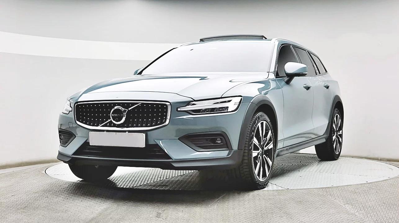 Volvo V60 B5 Ultimate AWD, 2023 г. 19147 км.