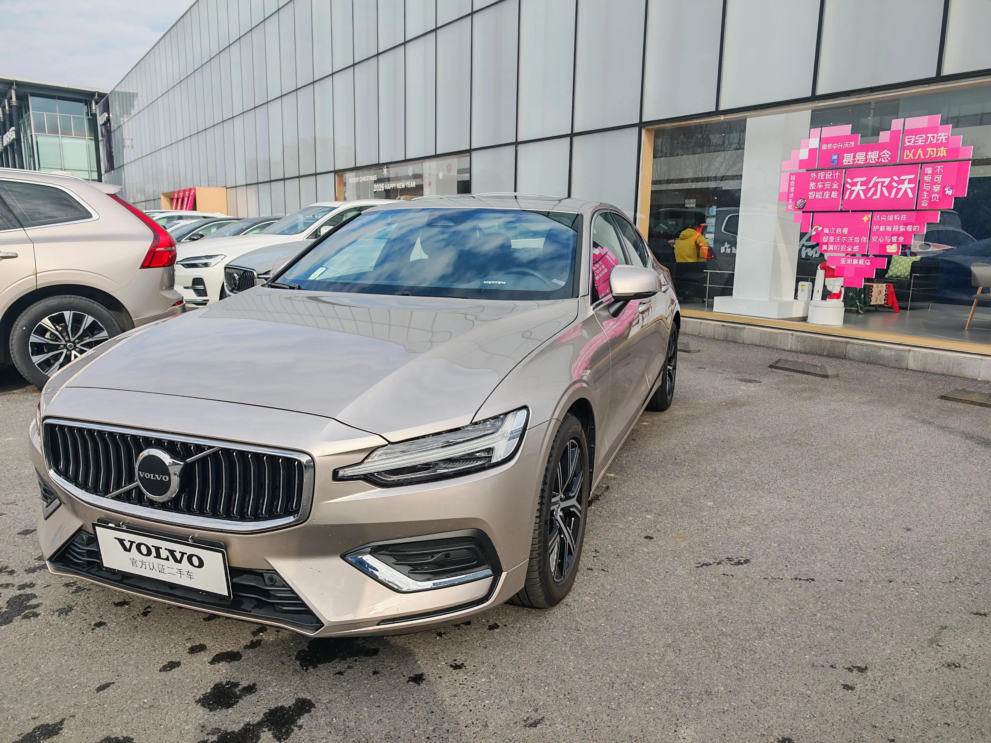 Volvo S60 2025 г. 10132 км.