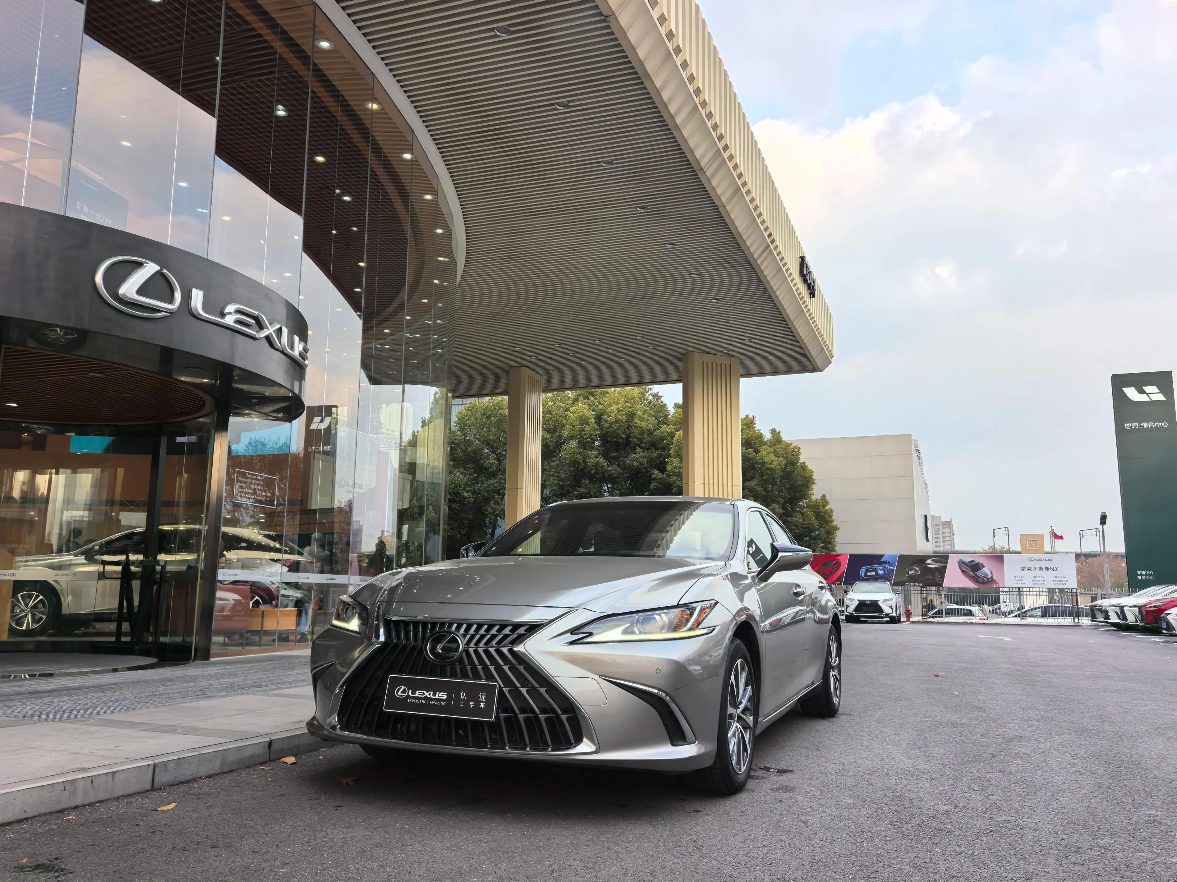 Lexus ES 2024 г. 30141 км.