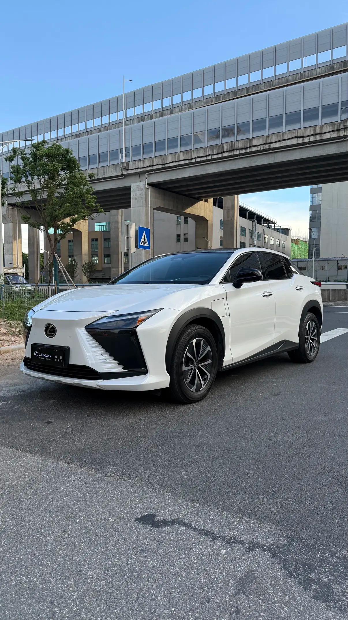 Lexus RZ 2023 г. 26085 км.