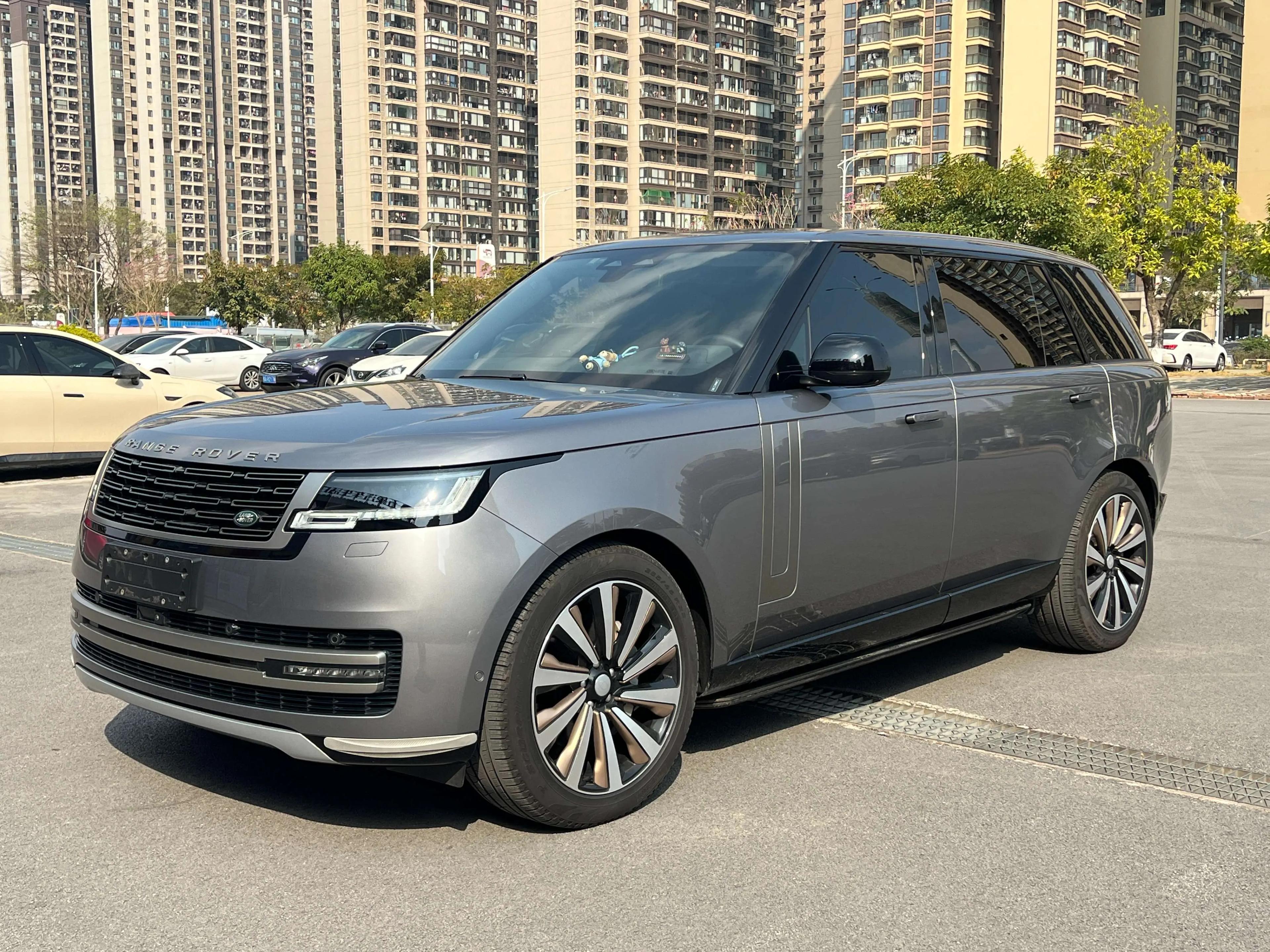 Land Rover Range rover 2023 г. 44701 км.